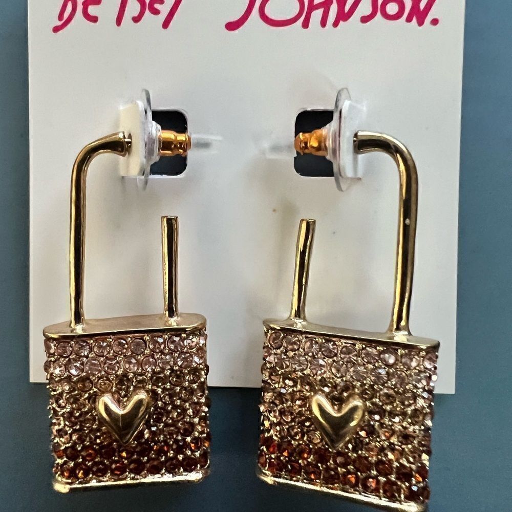 🩷 Betsey Johnson stunning “all you need is love.” Lock earrings 🩷